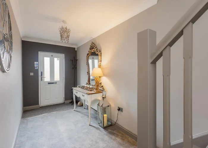 Sugar Reef - A Fantastic Modern House With Garden, Free Parking For 2 Cars, Electric Vehicle Point, Beach, Shops, Bars, Restaurants Just A 10 Minute Walk Away, Maximum Occupancy 4 Guests *