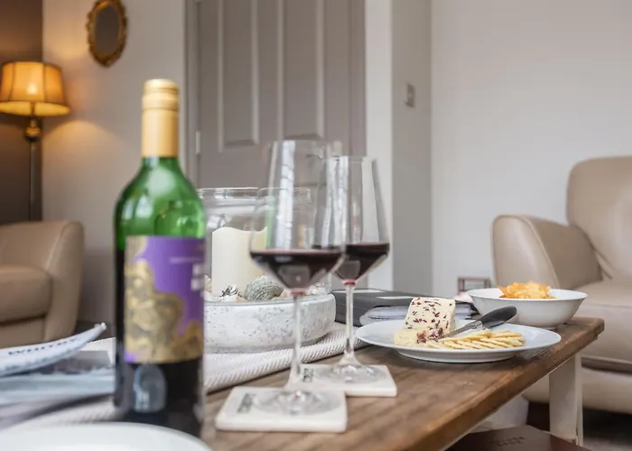 Sugar Reef - A Fantastic Modern House With Garden, Free Parking For 2 Cars, Electric Vehicle Point, Beach, Shops, Bars, Restaurants Just A 10 Minute Walk Away, Maximum Occupancy 4 Guests Whitby