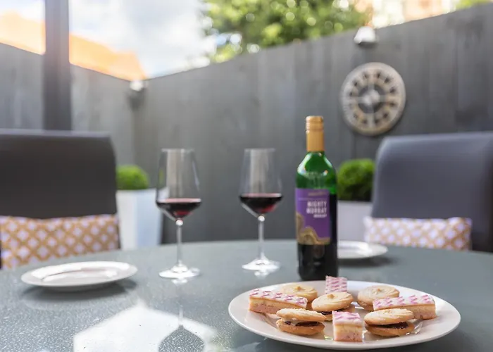 Sugar Reef - A Fantastic Modern House With Garden, Free Parking For 2 Cars, Electric Vehicle Point, Beach, Shops, Bars, Restaurants Just A 10 Minute Walk Away, Maximum Occupancy 4 Guests Tatil Evi