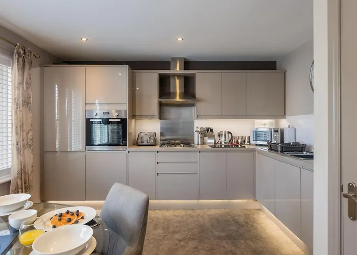 Sugar Reef - A Fantastic Modern House With Garden, Free Parking For 2 Cars, Electric Vehicle Point, Beach, Shops, Bars, Restaurants Just A 10 Minute Walk Away, Maximum Occupancy 4 Guests Tatil Evi *