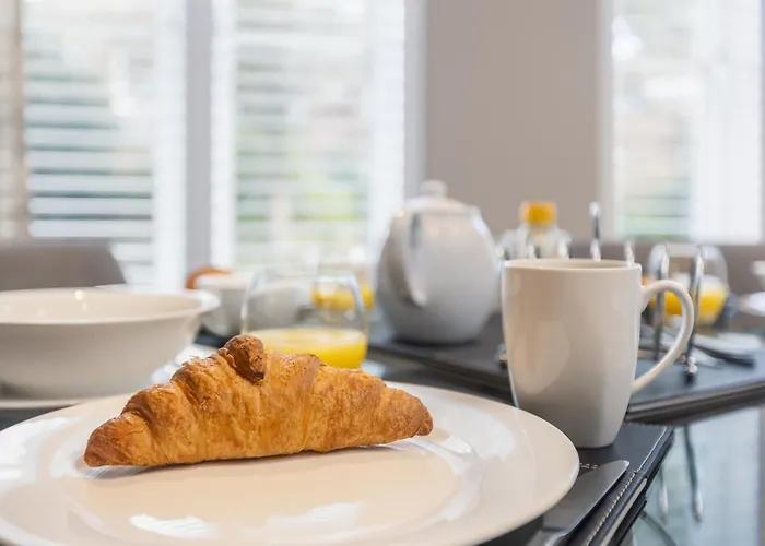 Tatil Evi Sugar Reef - A Fantastic Modern House With Garden, Free Parking For 2 Cars, Electric Vehicle Point, Beach, Shops, Bars, Restaurants Just A 10 Minute Walk Away, Maximum Occupancy 4 Guests *