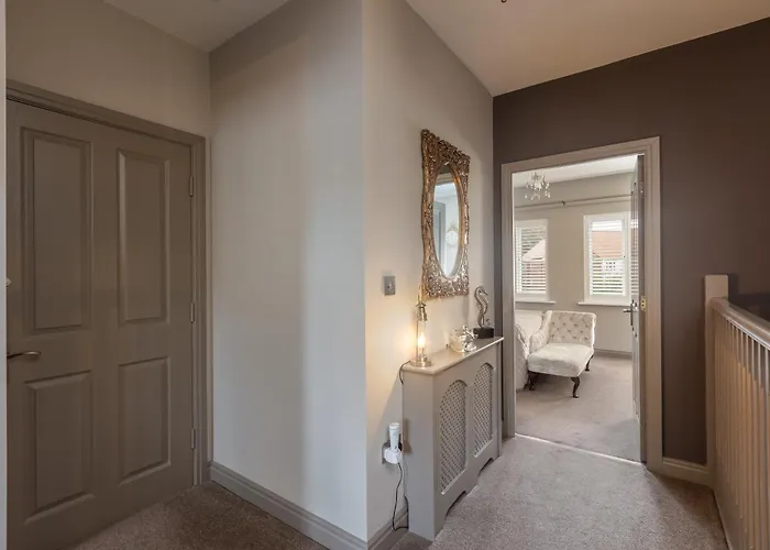 Sugar Reef - A Fantastic Modern House With Garden, Free Parking For 2 Cars, Electric Vehicle Point, Beach, Shops, Bars, Restaurants Just A 10 Minute Walk Away, Maximum Occupancy 4 Guests Tatil Evi Whitby