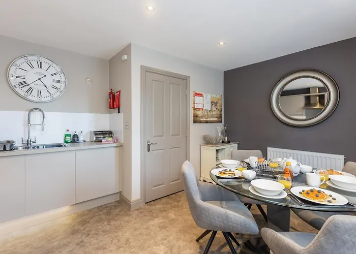 Tatil Evi Sugar Reef - A Fantastic Modern House With Garden, Free Parking For 2 Cars, Electric Vehicle Point, Beach, Shops, Bars, Restaurants Just A 10 Minute Walk Away, Maximum Occupancy 4 Guests Whitby