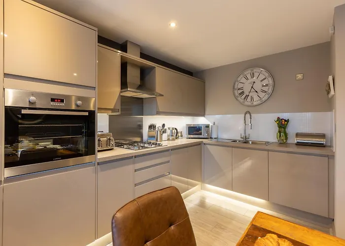 Sugar Reef - A Fantastic Modern House With Garden, Free Parking For 2 Cars, Electric Vehicle Point, Beach, Shops, Bars, Restaurants Just A 10 Minute Walk Away, Maximum Occupancy 4 Guests Whitby