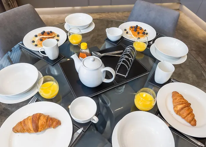 Sugar Reef - A Fantastic Modern House With Garden, Free Parking For 2 Cars, Electric Vehicle Point, Beach, Shops, Bars, Restaurants Just A 10 Minute Walk Away, Maximum Occupancy 4 Guests * Whitby