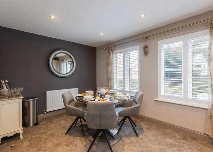 Sugar Reef - A Fantastic Modern House With Garden, Free Parking For 2 Cars, Electric Vehicle Point, Beach, Shops, Bars, Restaurants Just A 10 Minute Walk Away, Maximum Occupancy 4 Guests