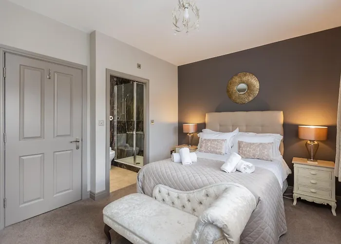 Sugar Reef - A Fantastic Modern House With Garden, Free Parking For 2 Cars, Electric Vehicle Point, Beach, Shops, Bars, Restaurants Just A 10 Minute Walk Away, Maximum Occupancy 4 Guests Tatil Evi *