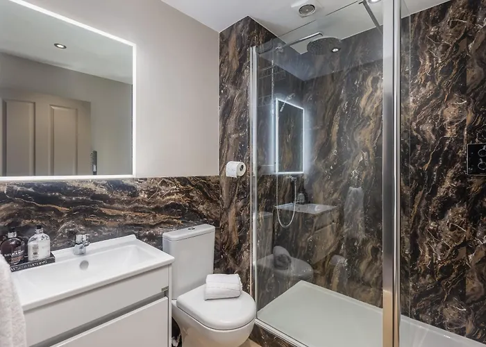 Tatil Evi Sugar Reef - A Fantastic Modern House With Garden, Free Parking For 2 Cars, Electric Vehicle Point, Beach, Shops, Bars, Restaurants Just A 10 Minute Walk Away, Maximum Occupancy 4 Guests *