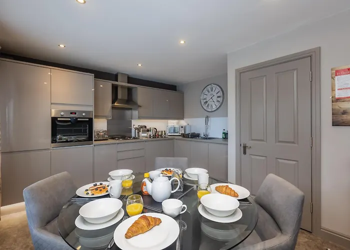 Sugar Reef - A Fantastic Modern House With Garden, Free Parking For 2 Cars, Electric Vehicle Point, Beach, Shops, Bars, Restaurants Just A 10 Minute Walk Away, Maximum Occupancy 4 Guests