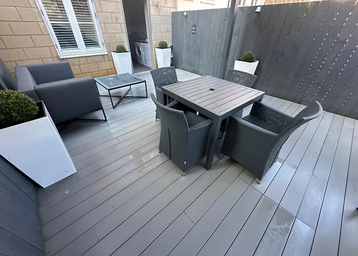 Sugar Reef: Modern Garden House With Ev Charging Near Holiday home