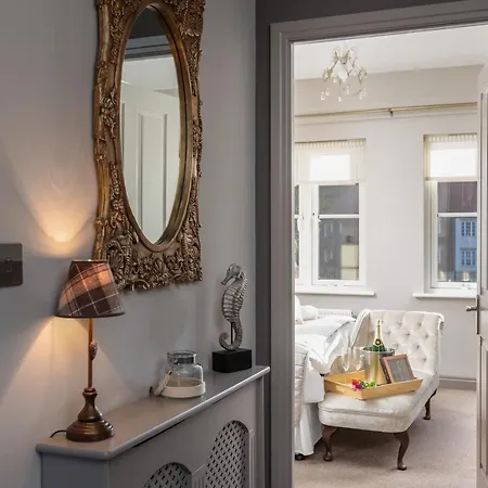 Sugar Reef - A Fantastic Modern House With Garden, Free Parking For 2 Cars, Electric Vehicle Point, Beach, Shops, Bars, Restaurants Just A 10 Minute Walk Away, Maximum Occupancy 4 Guests * Whitby