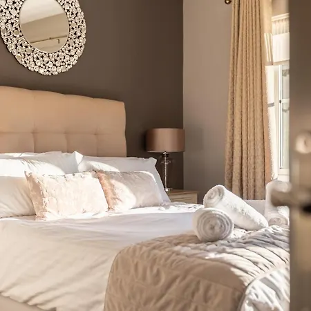 Sugar Reef - A Fantastic Modern House With Garden, Free Parking For 2 Cars, Electric Vehicle Point, Beach, Shops, Bars, Restaurants Just A 10 Minute Walk Away, Maximum Occupancy 4 Guests Nyaraló *
