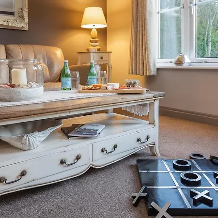 Sugar Reef - A Fantastic Modern House With Garden, Free Parking For 2 Cars, Electric Vehicle Point, Beach, Shops, Bars, Restaurants Just A 10 Minute Walk Away, Maximum Occupancy 4 Guests Nyaraló Whitby