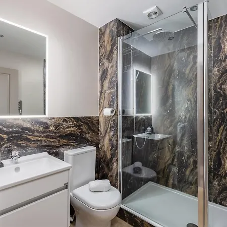Sugar Reef - A Fantastic Modern House With Garden, Free Parking For 2 Cars, Electric Vehicle Point, Beach, Shops, Bars, Restaurants Just A 10 Minute Walk Away, Maximum Occupancy 4 Guests Nyaraló Whitby