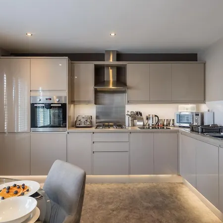 Sugar Reef - A Fantastic Modern House With Garden, Free Parking For 2 Cars, Electric Vehicle Point, Beach, Shops, Bars, Restaurants Just A 10 Minute Walk Away, Maximum Occupancy 4 Guests Nyaraló *