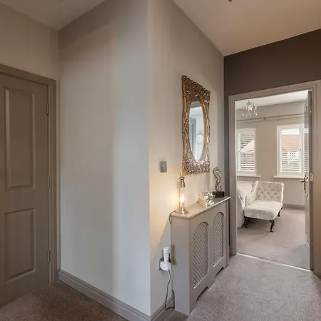 Sugar Reef - A Fantastic Modern House With Garden, Free Parking For 2 Cars, Electric Vehicle Point, Beach, Shops, Bars, Restaurants Just A 10 Minute Walk Away, Maximum Occupancy 4 Guests Nyaraló Whitby