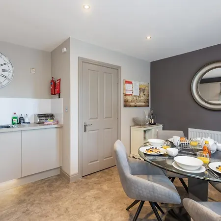 Nyaraló Sugar Reef - A Fantastic Modern House With Garden, Free Parking For 2 Cars, Electric Vehicle Point, Beach, Shops, Bars, Restaurants Just A 10 Minute Walk Away, Maximum Occupancy 4 Guests Whitby